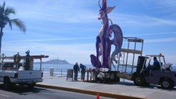 Retiran monigotes del malecón