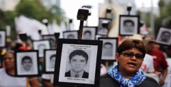 Familiares de los 43 se amparan por resolución de la PGR