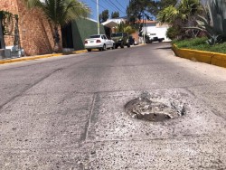Alcantarilla abierta en paseo del Centenario