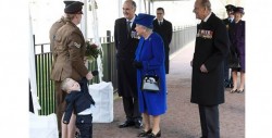 Tremendo berrinche hace niño ante la Reina Isabel II