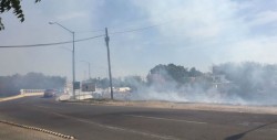Queman maleza en las riberas del canal oriental