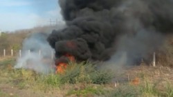 Queman maleza a orilla de carretera