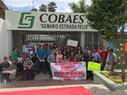 Maestros realizan plantón en Cobaes 37