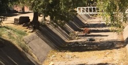 En espera de ser limpiado  el arroyo de la Servidor Municipal