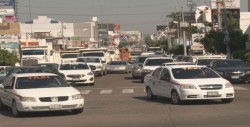 Exigen taxistas regularización de placas para vehículo de alquiler