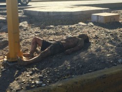 Muere en vía pública ante la indiferencia de la sociedad y la autoridad.