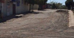 Difícil transitar por calle Atenas en Urbi Villa del Roble