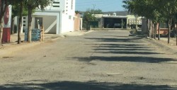 En deterioro pavimento de Paseo de Los Pinos
