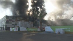 Se incendia plaza comercial en Barrancos.