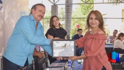 Reciben reconocimiento por 20 años de servicio