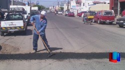 Siguen acciones de bacheo en calles de Navojoa