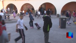 Maestros piden les paguen el bono