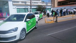 Taxistas esperan a vacacionistas de Semana Santa