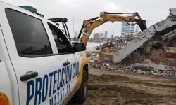 Terminan de quitar estructura que se desplomó  en la playa