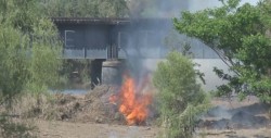 Limpian y queman maleza debajo del Puente Negro