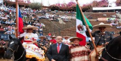 Charros y adelitas mexicanos se ganan el público chileno