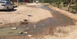 De nueva cuenta fuga de drenaje por la calle De la quebrada