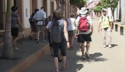 Sortean obstáculos los turistas...