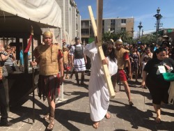 Viven la pasión y muerte de Jesucristo