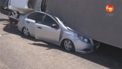 Caja de trailer cae sobre automóvil y ¡conductor se salva!
