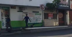 Dos postes derribados por accidente en Avenida Obregón esquina con Colón