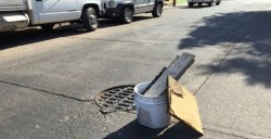 Preocupados en colonia Universitarios, por alcantarilla con tapa floja