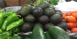 Tomate se vende a 8 pesos, mientras que el aguacate en 62 pesos