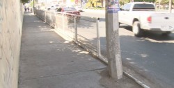 Poste pone en riesgo a los peatones