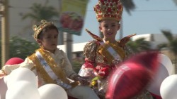 Familias se congregan para presenciar el desfile del Día del Niño