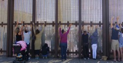 Familias se reencuentran en apertura de valla fronteriza con EU