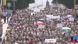 Desfilan trabajadores , exigiendo mejores condiciones laborales