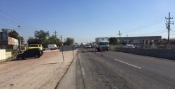 Realizan reparación de carpeta asfáltica en carretera