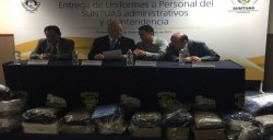 Entrega uniformes a personal del SUNTUAS administrativo e intendencia