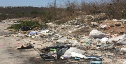 Como un basurero público, la calle Francisco Mujica