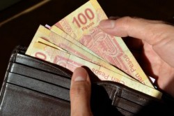 Pocas como ella... Se encuentra dinero y lo entrega