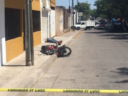 Ejecutan con cuerno de chivo a motociclista en la Guadalupe Victoria