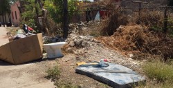 Aprovechan lote baldío para tirar basura