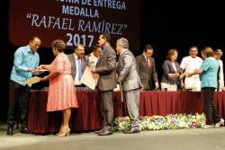 Entregan medalla "Rafael Ramírez" a maestros en Mazatlán