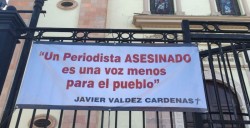 Colocan mantas, repudian homicidios de Javier Valdez y Ezequiel Ibarra