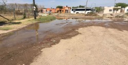 Agua estancada tras fuga en Fraccionamiento Capistrano