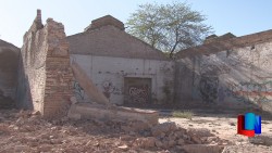 Están derribando antigua construcción en Obregón