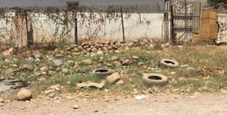 Basura y llantas en calle Yacimiento