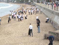 Predican con el ejemplo y limpian área de playa