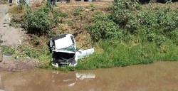 Muere persona al ser embestido automóvil en el que viajaba