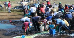 Pobladores se llevan combustible derramado tras fuga