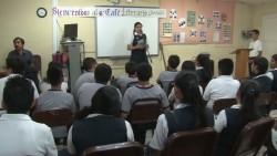 Estudiantes disfrutan de un "Café literario"