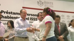 Entregan prestamos en el ISSSTE