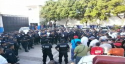 Vinculan a proceso a los 20 policías detenidos en Zihuatanejo