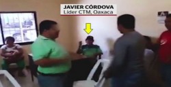 Líder de CTM Oaxaca obliga a hombres a besarse por concesiones de taxis