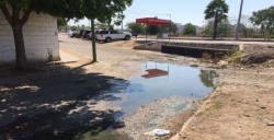 Piden limpieza de agua estancada tras fuga en Riberas del Tamazula
